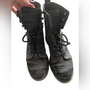 Combat boots with gray army print